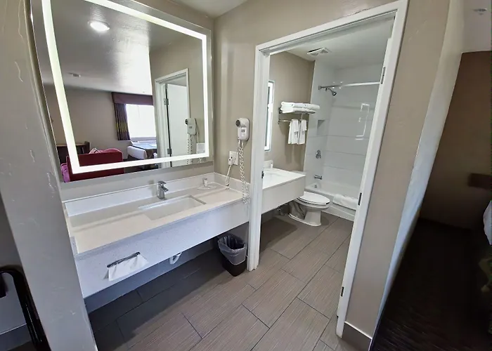 Super 8 By Wyndham Az Hotel